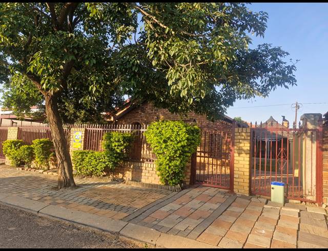 3 BEDROOM FREESTANDING FOR SALE IN MAHUBE VALLEY